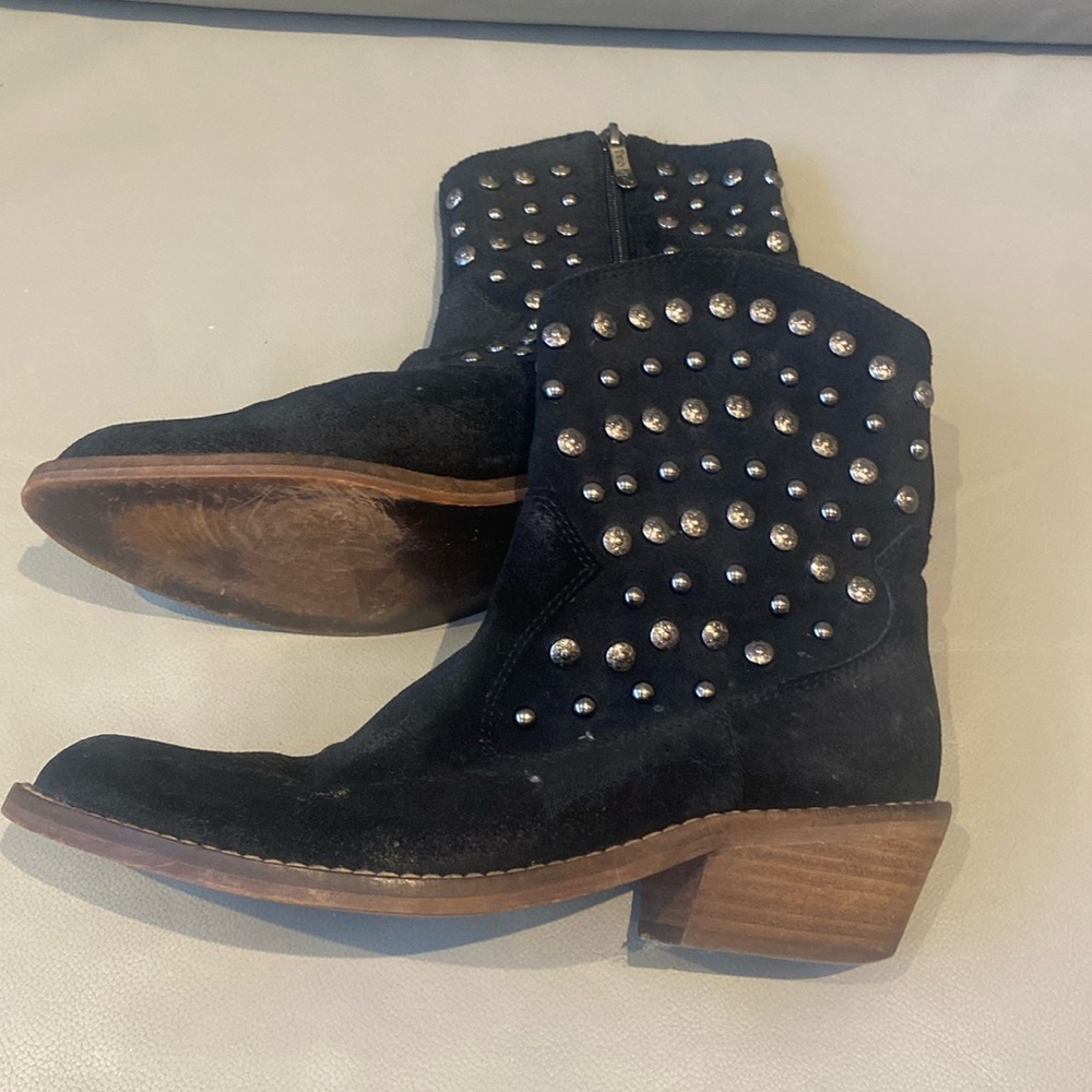 Two lips studded Black Ankle Boots
Ladies size 6.5